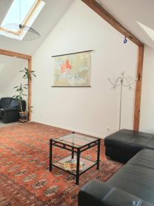ein Wohnzimmer mit einem Sofa und einem Tisch in der Unterkunft Helle, moderne Altbauwohnung in Zentrumsnähe in Osnabrück
