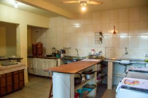 Chapada Backpackers Hostel Agência的厨房或小厨房