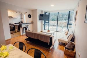 una sala de estar con un sofá y una mesa en Ushuaia Homes Martial Apartments, en Ushuaia