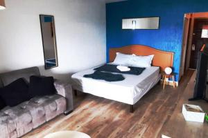une chambre avec un lit et un canapé dans l'établissement LES EAUX BLEUES, au Gosier 17 autres photos