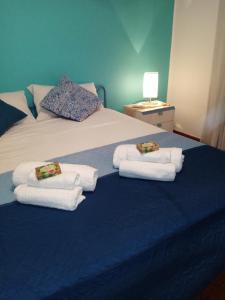 ein Schlafzimmer mit einem Bett mit Handtüchern darauf in der Unterkunft Casa Rosamarina in Mondello