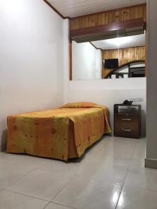 Bett in einem Zimmer mit Holzdekor in der Unterkunft Hotel Ecoinn in Bogotá