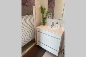 un baño con lavabo y espejo en Janelas Verdes 37, en Faro 34 fotos más