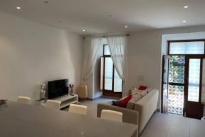 una sala de estar con un sofá y una mesa en Janelas Verdes 37, en Faro