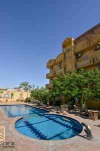 una gran piscina frente a un edificio en Qasr El salam, en Siwa