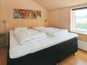 1 dormitorio con 2 camas en una habitación con ventana en Four-Bedroom Holiday home in Storvorde, en Egense