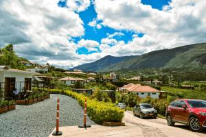 una pequeña ciudad con coches aparcados en un camino de grava en Posada Tierra Viva, en Villa de Leyva