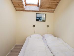 Årøsundにある12 person holiday home in Haderslevの天井の客室のベッド2台