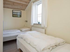 Årøsundにある12 person holiday home in Haderslevの窓付きの部屋 ベッド2台