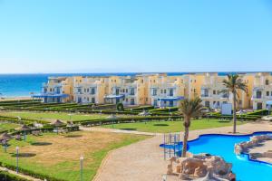 Utsikt mot bassenget på 2 bedroom challet with private garden at Riviera beach resort Ras Sudr,Families only eller i nærheten