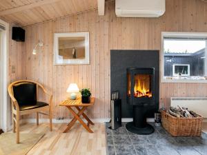 Posezení v ubytování Three-Bedroom Holiday home in Sæby 4