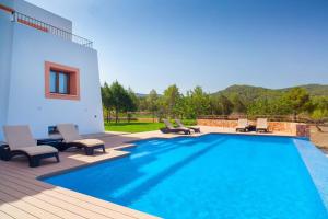 een villa met een zwembad en een patio bij Casa Fenix in Ses Paisses