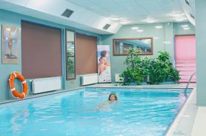Bazén v ubytovaní Geovita Krynica-Zdroj alebo v jeho blízkosti