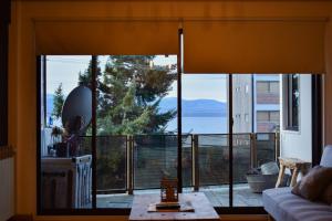 ein Wohnzimmer mit einem großen Fenster mit Meerblick in der Unterkunft Apartamento Be Good in San Carlos de Bariloche