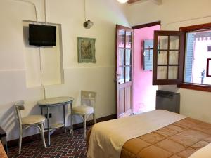 1 dormitorio con 1 cama, mesa y sillas en Como Entonces en Uribelarrea