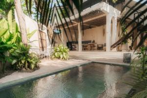 坎古的住宿－AMMA Oasis，一座建筑物中央的游泳池