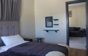 una camera con letto e un soggiorno di Crystal Palace Oualidia a Oualidia