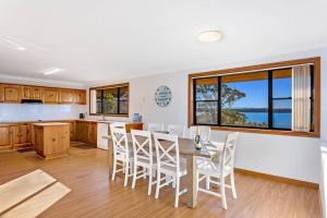 Η κουζίνα ή μικρή κουζίνα στο Pacific Waters - Unbeatable Views of Port Stephens