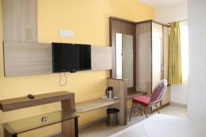 TV a/nebo společenská místnost v ubytování HOTEL SRI VAARI RESIDENCY