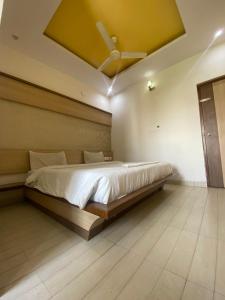 Postel nebo postele na pokoji v ubytování HOTEL SRI VAARI RESIDENCY