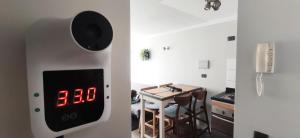 a room with a table and an alarm clock on the wall at Espacio Norte - Iquique Cavancha in Iquique