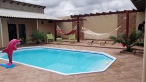 una piscina en un patio trasero con una hamaca en Hotel Boutique Boa Vista, en Boa Vista