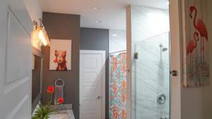 Ένα μπάνιο στο 6 BR Big Dallas Home w HOT TUB , FIRE PIT & Basketballhoop +43 φωτογραφίες