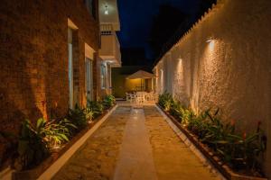 Une allée avec des plantes et un bâtiment la nuit dans l'établissement ESPECTACULAR CASA, AMPLIA E ILUMINADA, DOTADA, à Anapoima