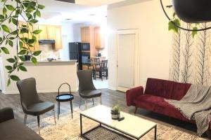 un soggiorno con divano rosso e sedie di Remodeled luxury with Proximity a Lewisville