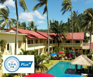 een resort met een zwembad en palmbomen bij Austrian Garden Hotel & Restaurant Patong in Patong Beach