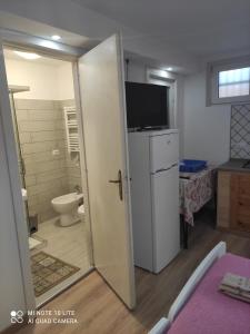 A bathroom at VILLA GIULIANA stanze con bagno interno in Villa a 350 mt spiaggia libera Lido delle Sirene Még 37 kép