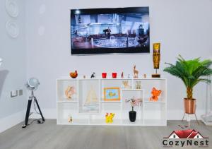 En tv och/eller ett underhållningssystem på Luxury Central Self Contained Flat by CozyNest