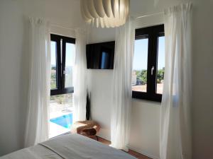 Ένα ή περισσότερα κρεβάτια σε δωμάτιο στο Lazy 8 Villa
