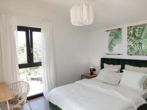 Ένα ή περισσότερα κρεβάτια σε δωμάτιο στο Lazy 8 Villa