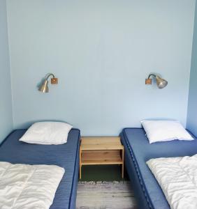 Postel nebo postele na pokoji v ubytování Ekesberget Stugby stuga 15