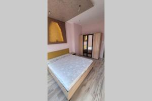 Postel nebo postele na pokoji v ubytování Луксозен апартамент с гледка към парк и топ център