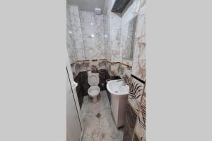 uma casa de banho com um WC e um lavatório em Луксозен апартамент с гледка към парк и топ център em Yambol