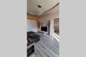 TV a/nebo společenská místnost v ubytování Луксозен апартамент с гледка към парк и топ център