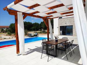 Πισίνα στο ή κοντά στο Lazy 8 Villa