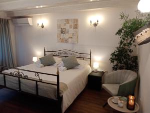 ein Schlafzimmer mit einem Bett und einem Stuhl in der Unterkunft Villa Nona Tamara with Astonishing Sea & Mountains View in Bribir