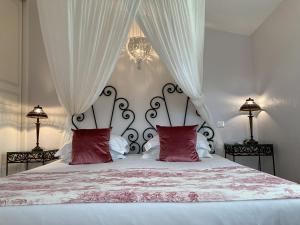 トゥレット・シュル・ルーにあるLa Résidence du Moulinのベッドルーム1室(大型ベッド1台、赤い枕付)