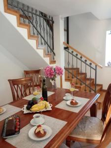 einen Esstisch mit Teller mit Lebensmitteln darauf in der Unterkunft Villa Nona Tamara with Astonishing Sea & Mountains View in Bribir