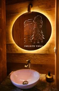 Kúpeľňa v ubytovaní Apartamenty u Harrego BOUTIQUE SPA z klimatyzacja, balkon, sauna, tężnia parking