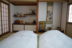 Ein Bett oder Betten in einem Zimmer der Unterkunft 吹屋庵