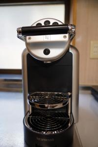 einen Toaster mit Backofen auf einer Mikrowelle in der Unterkunft 吹屋庵 in Takayama