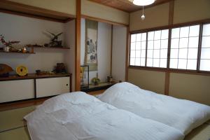 Ein Bett oder Betten in einem Zimmer der Unterkunft 吹屋庵
