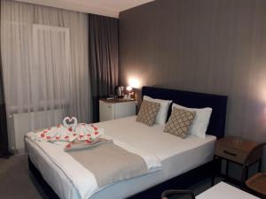 Postel nebo postele na pokoji v ubytování Nostalji Hotel