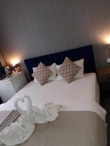 Postel nebo postele na pokoji v ubytování Nostalji Hotel