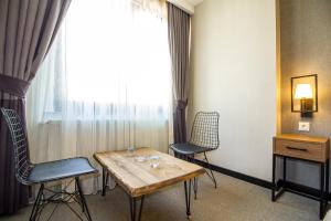 une chambre avec une table, deux chaises et une fenêtre dans l'établissement Nostalji Hotel, à Avcılar
