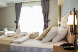 Postel nebo postele na pokoji v ubytování Nostalji Hotel
